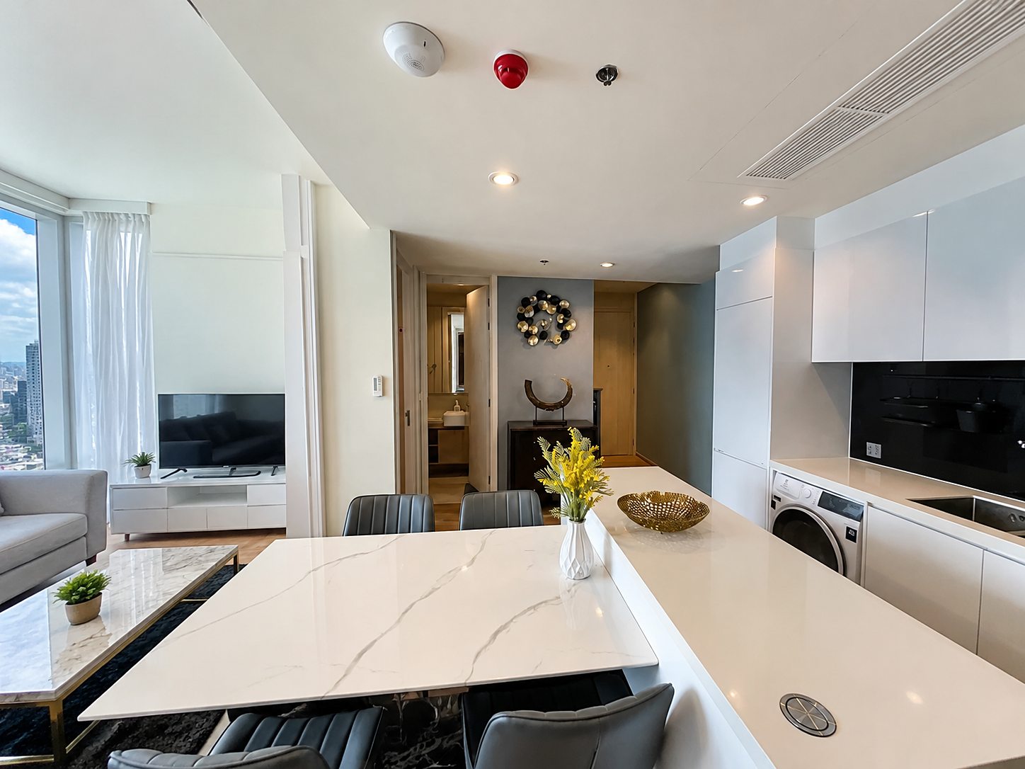 Noble Form Thonglor: Kitchen island