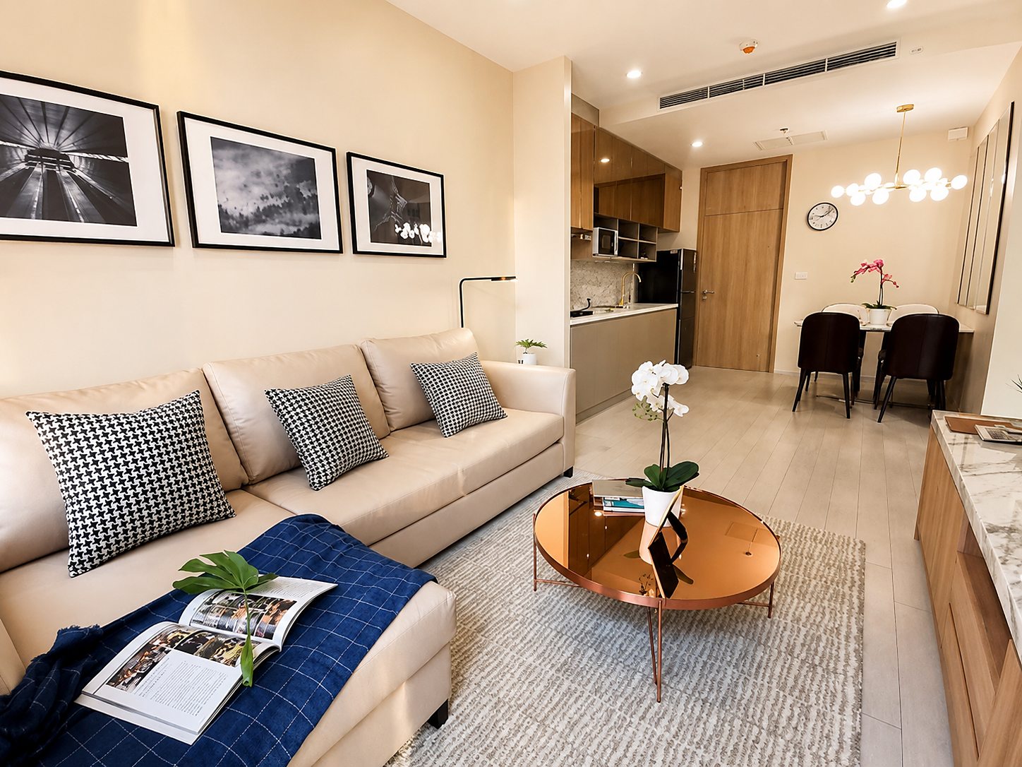 Noble Ploenchit: Living and dining area