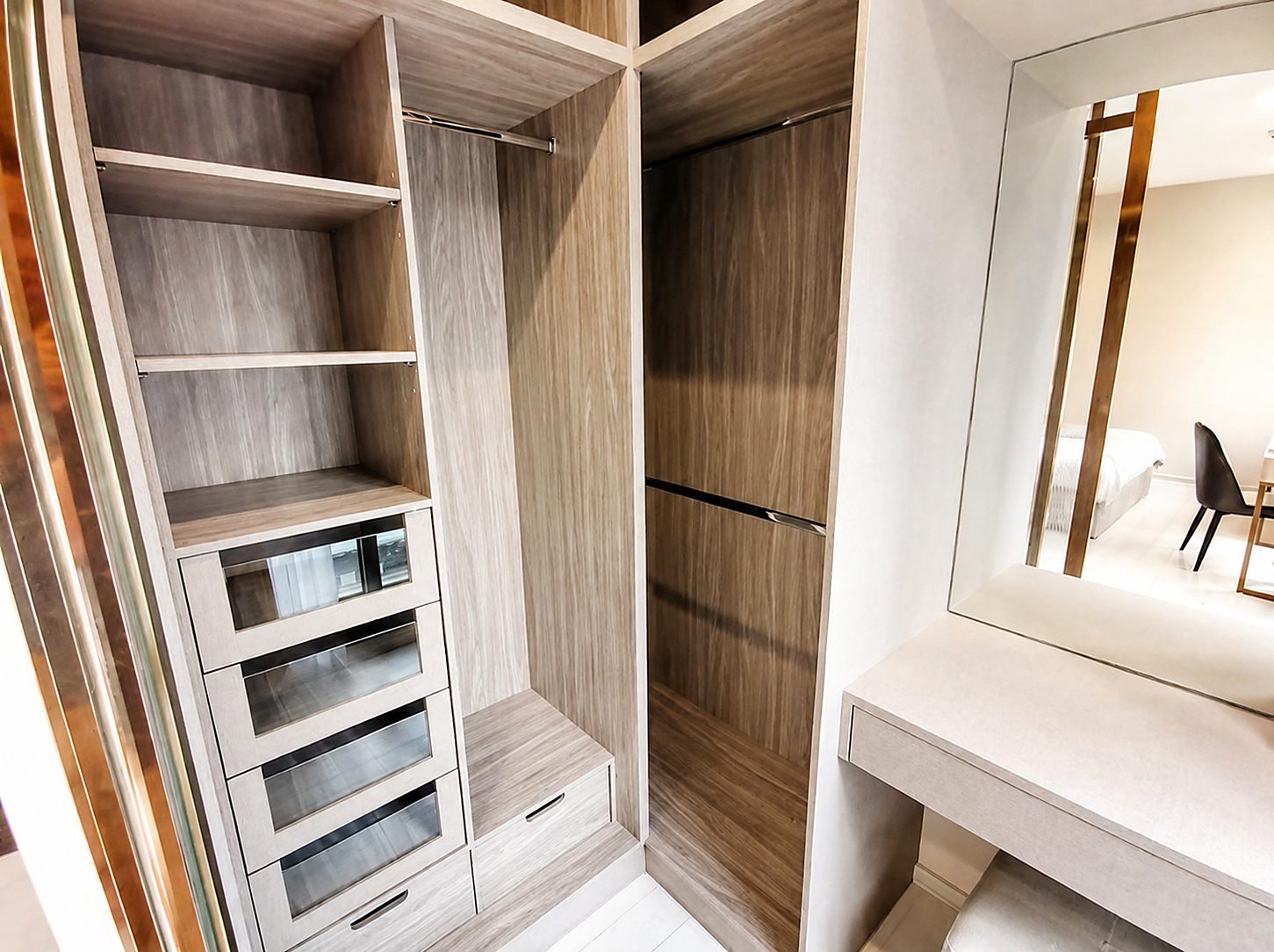 Noble Ploenchit: Wardrobe and vanity