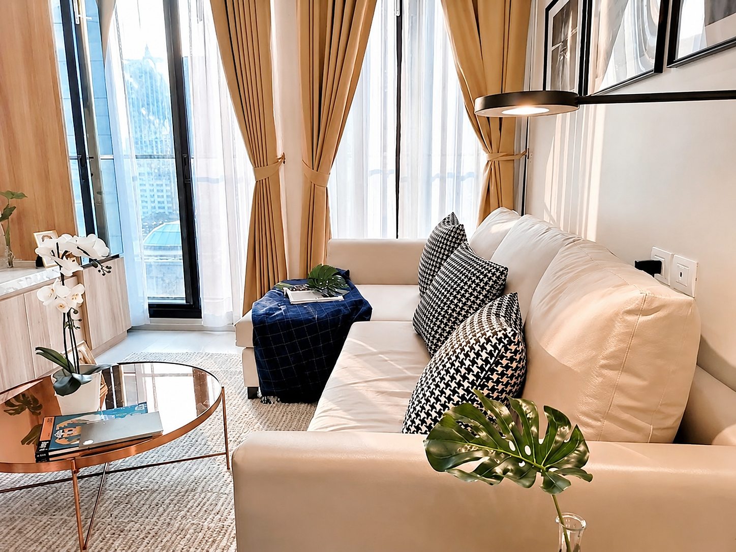 Noble Ploenchit: Living room seating