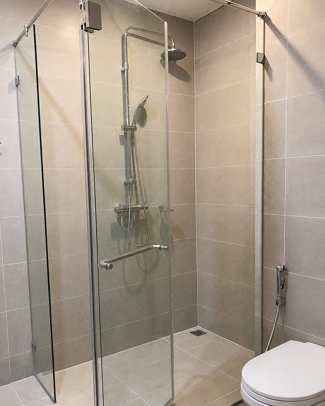 Noble Ploenchit: Shower room