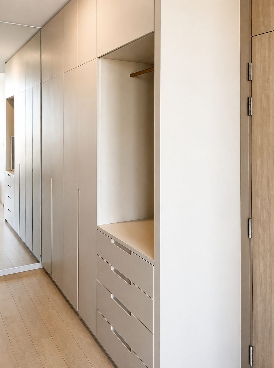 Noble Ploenchit: Built-in wardrobe