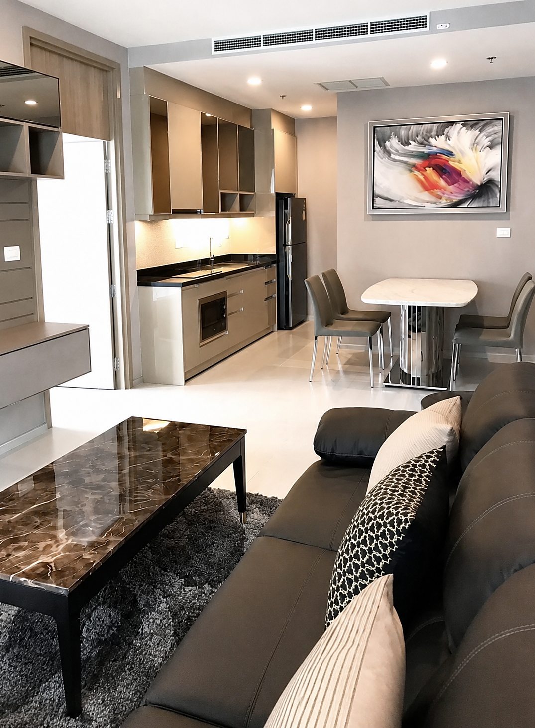 Noble Ploenchit: Kitchen and dining area