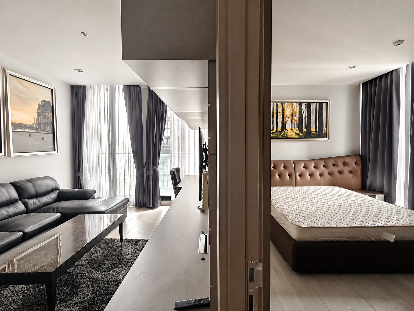 Noble Ploenchit: Living room and bedroom