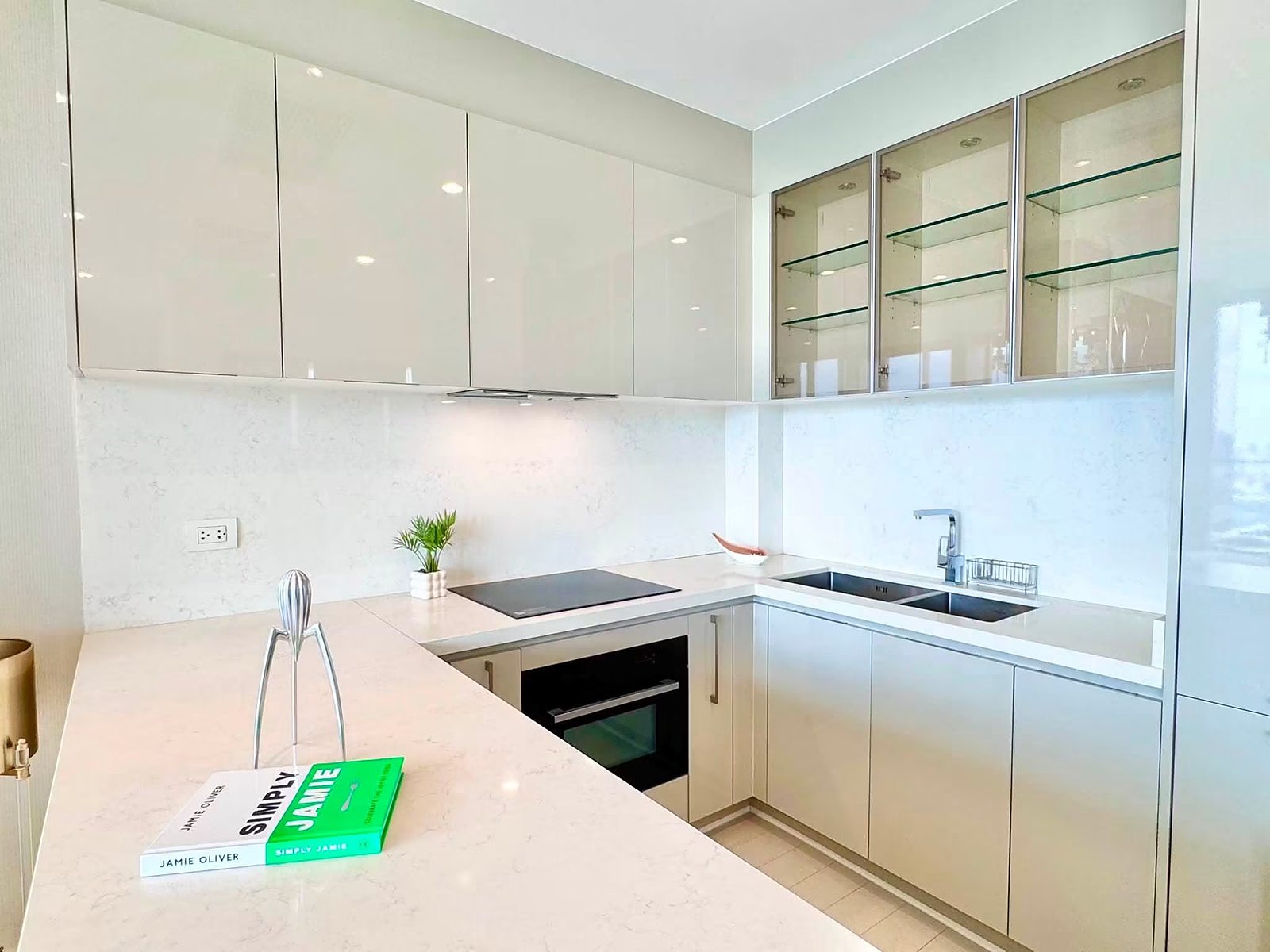 Noble Ploenchit: Kitchen