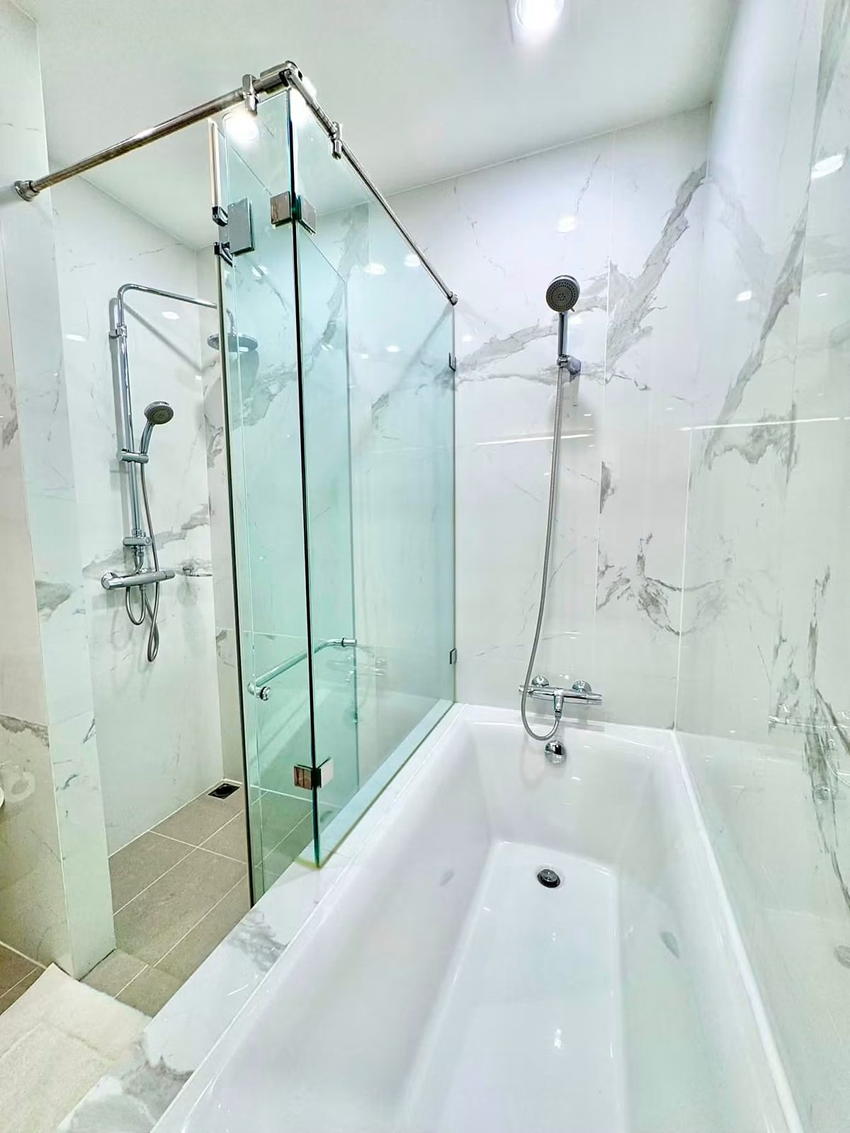 Noble Ploenchit: Bathroom with bathtub