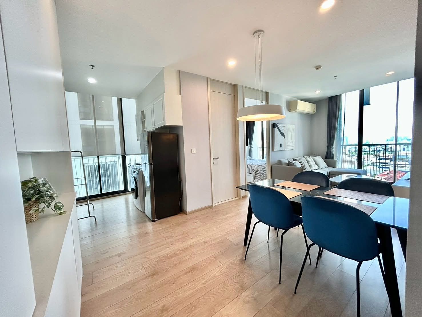 Noble Recole Sukhumvit 19: Dining area and kitchen