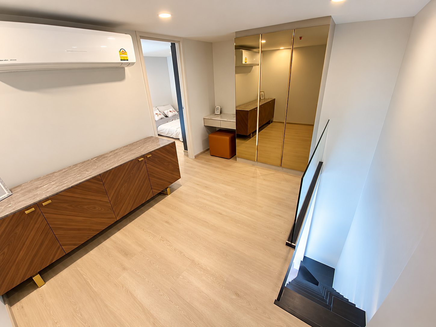 Noble Recole Sukhumvit 19: Upper floor bedroom area