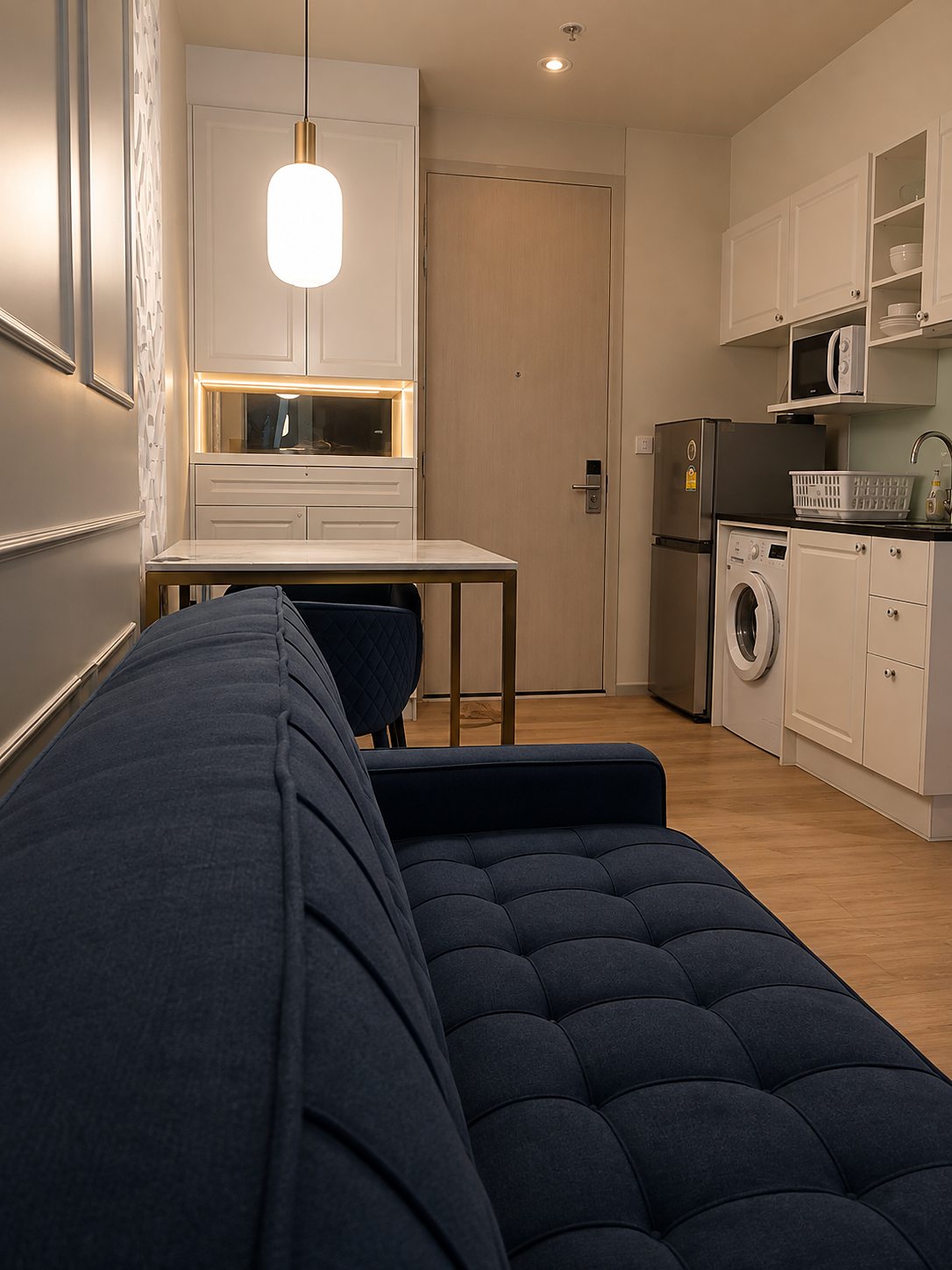 Noble Recole Sukhumvit 19: Living area and kitchen