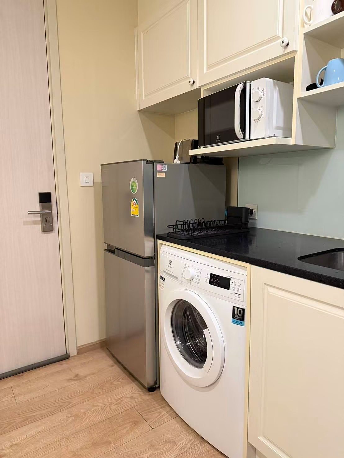 Noble Recole Sukhumvit 19: Kitchen with washing machine