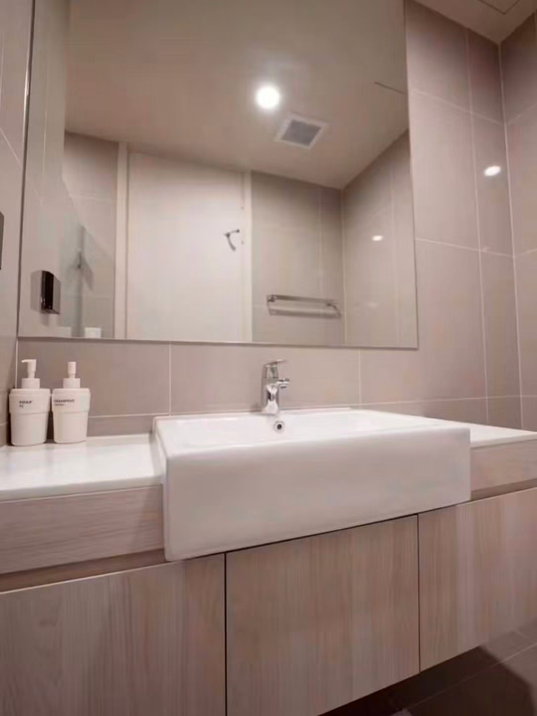 Noble Recole Sukhumvit 19: Bathroom vanity