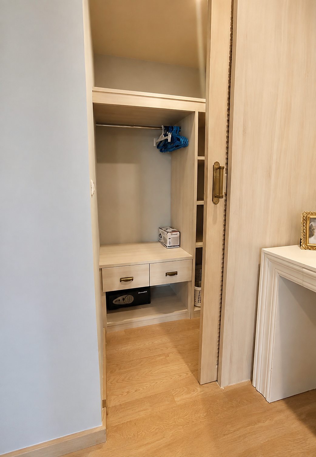 Noble Refine Sukhumvit 26: Walk-in closet