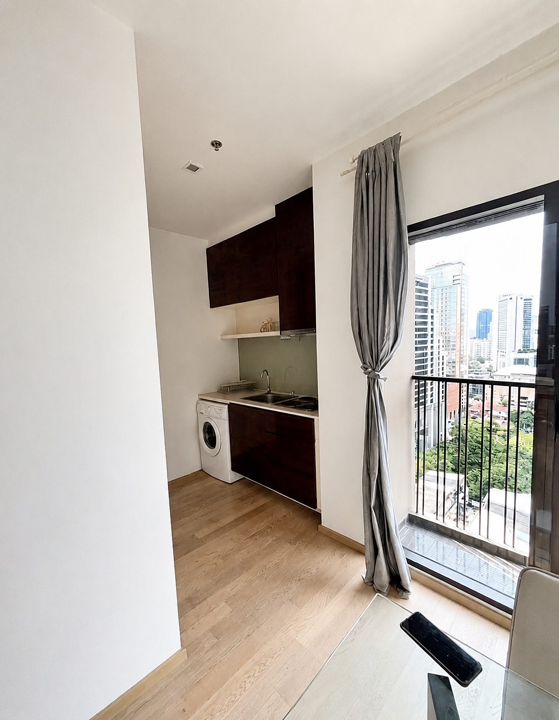Noble Refine Sukhumvit 26: Kitchen and balcony