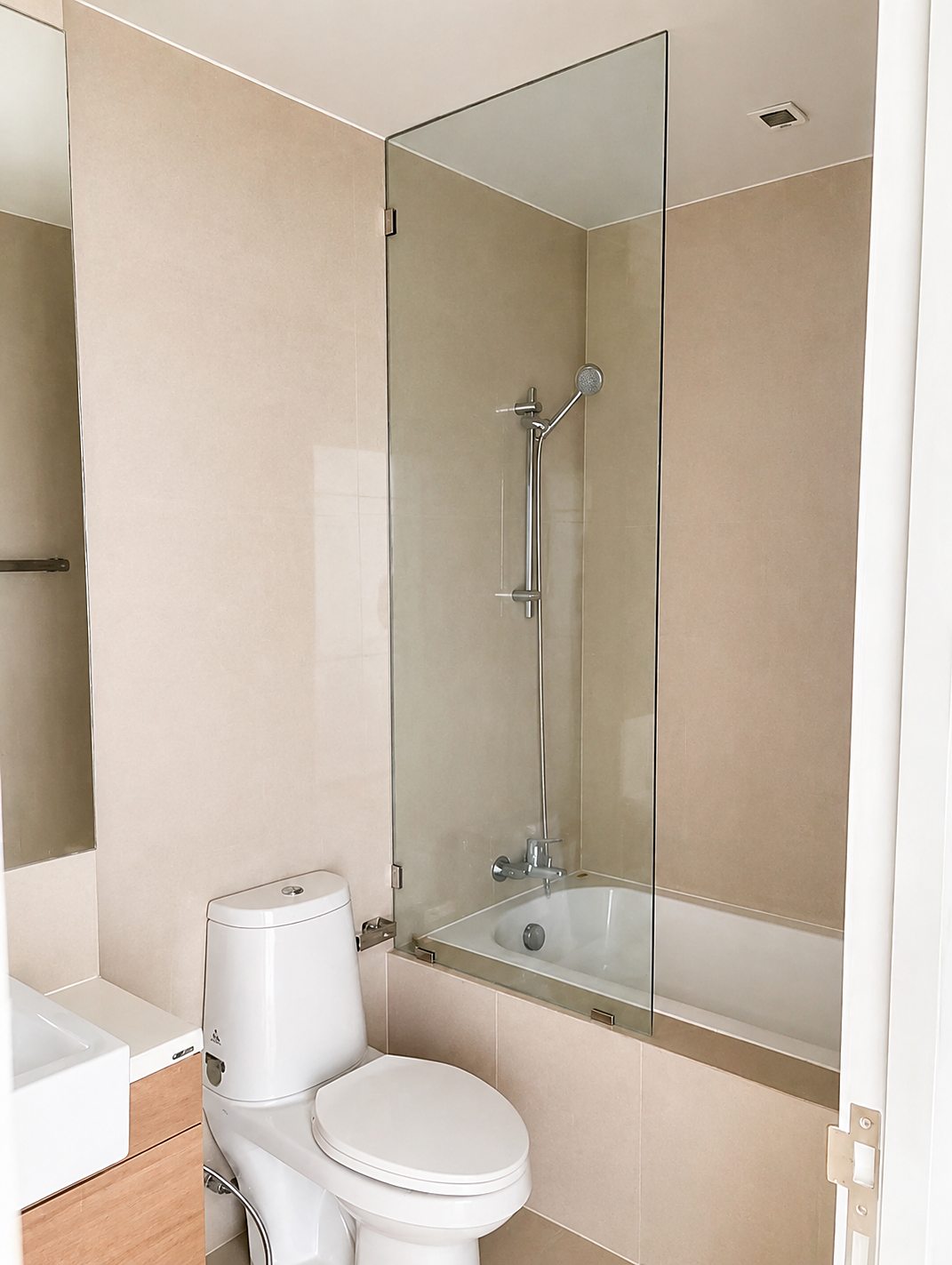 Noble Refine Sukhumvit 26: Bathroom