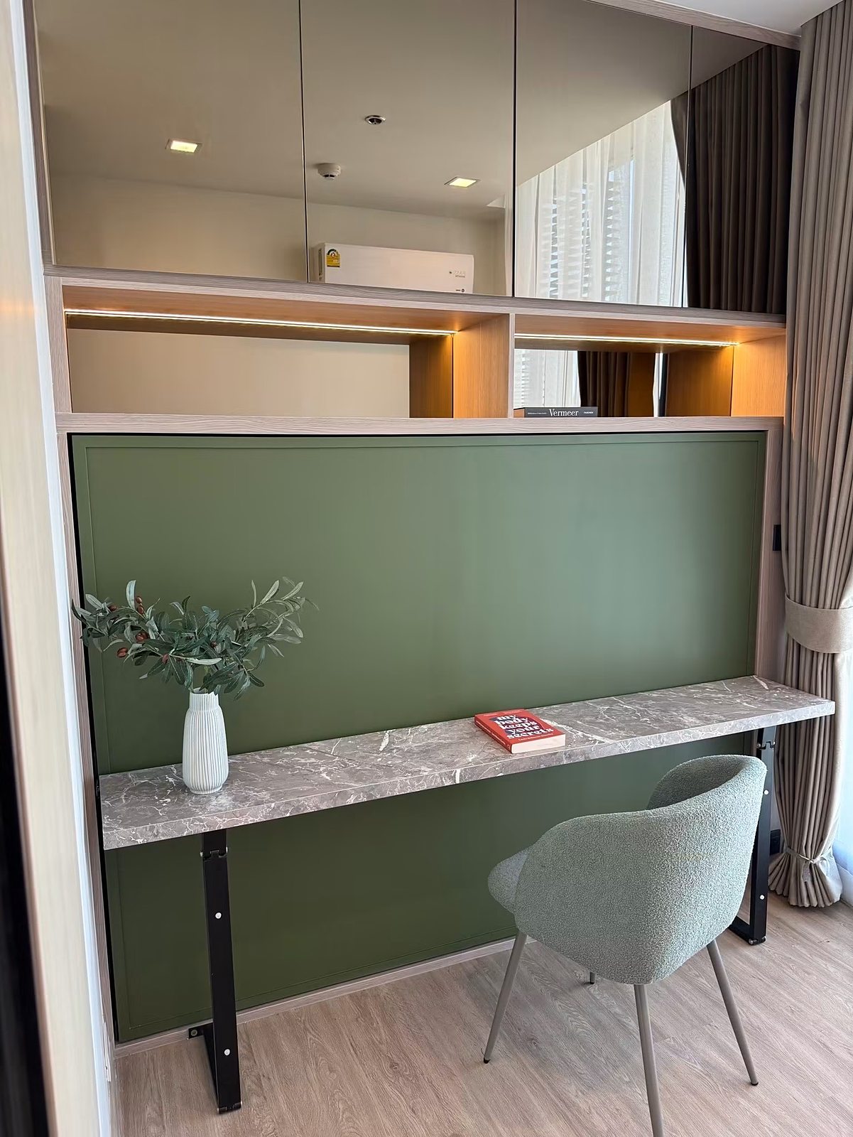 Noble State Sukhumvit 39: Study with fold-away bed