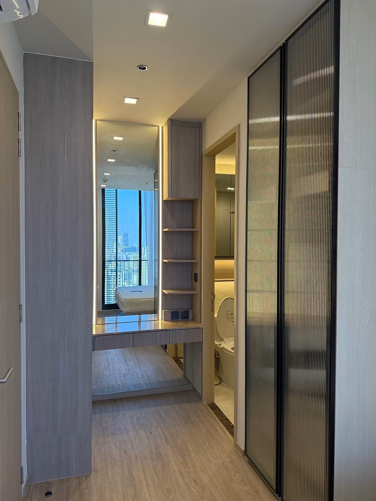 Noble State Sukhumvit 39: Dressing area and bathroom