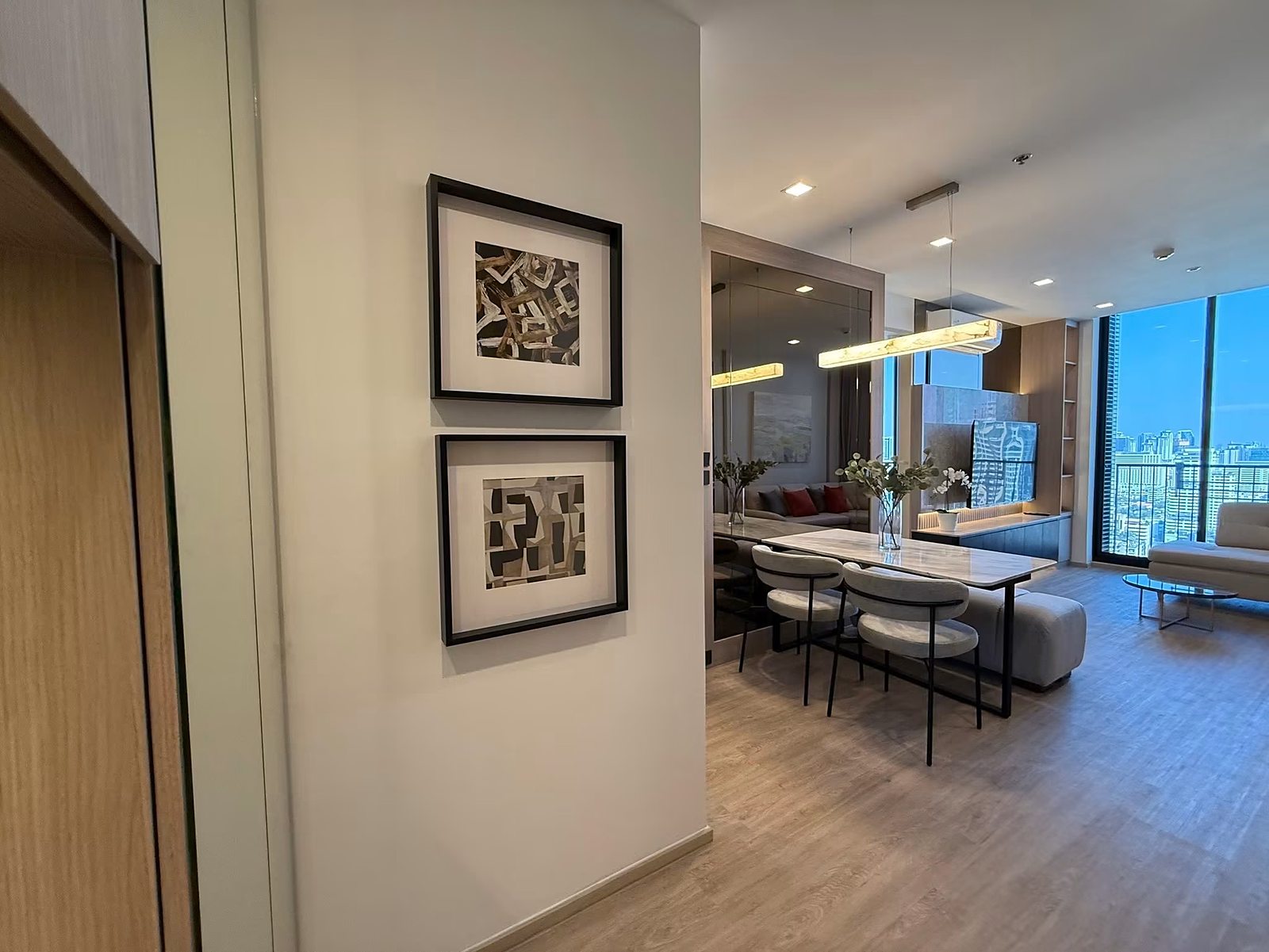Noble State Sukhumvit 39: Dining and living area