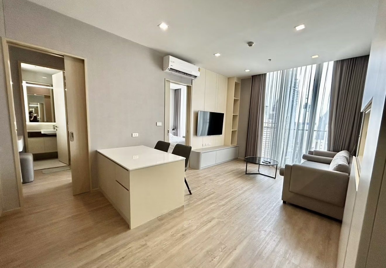 Noble State Sukhumvit 39: Living and dining area