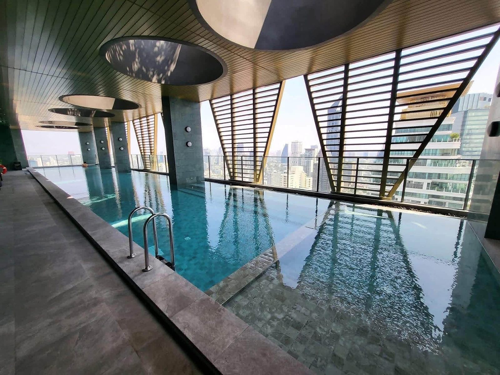 Noble State Sukhumvit 39: Swimming pool