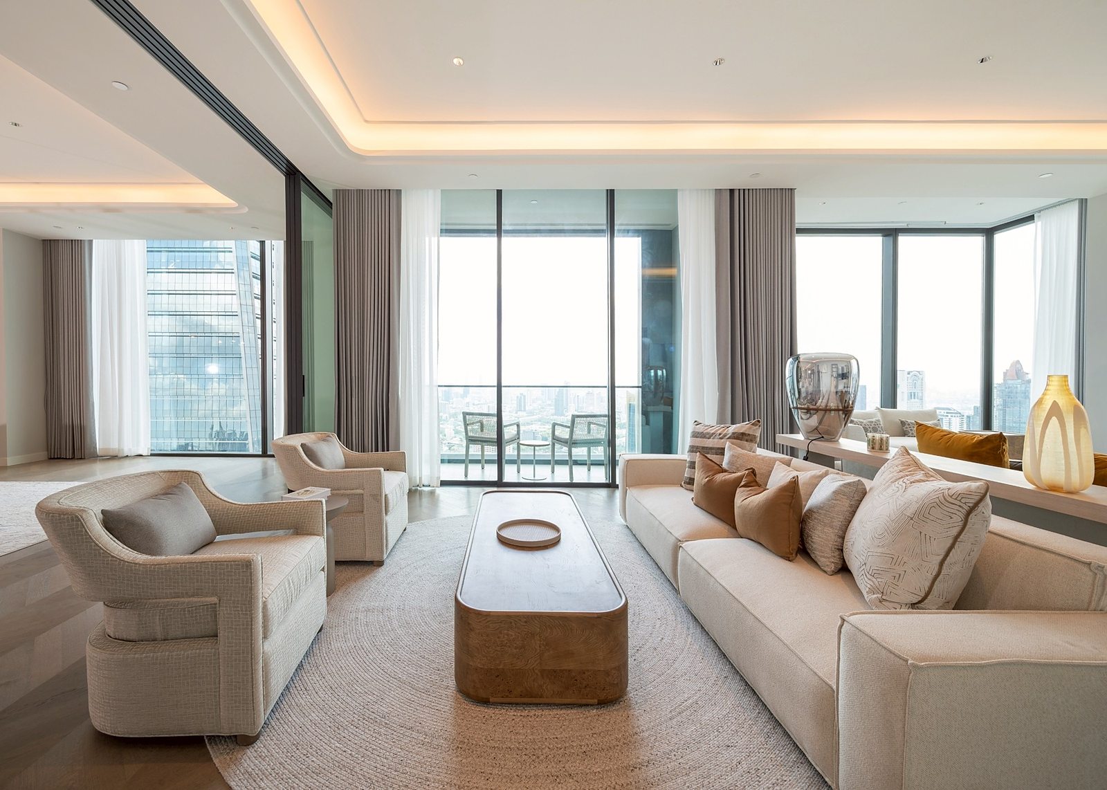 ONE89 Wireless (One Bangkok): Living room with city view