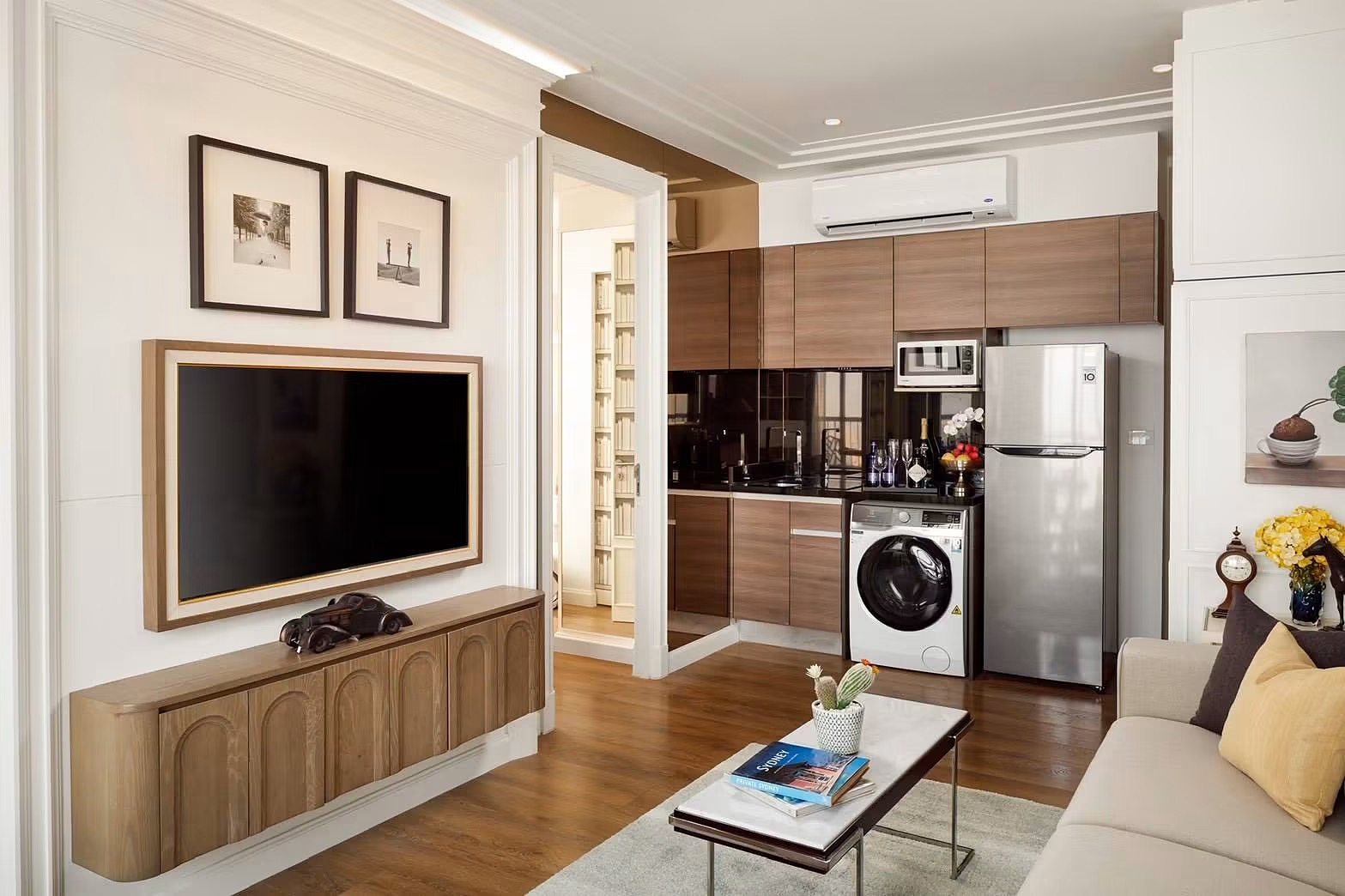 Park Origin Phrom Phong: Living area and kitchen