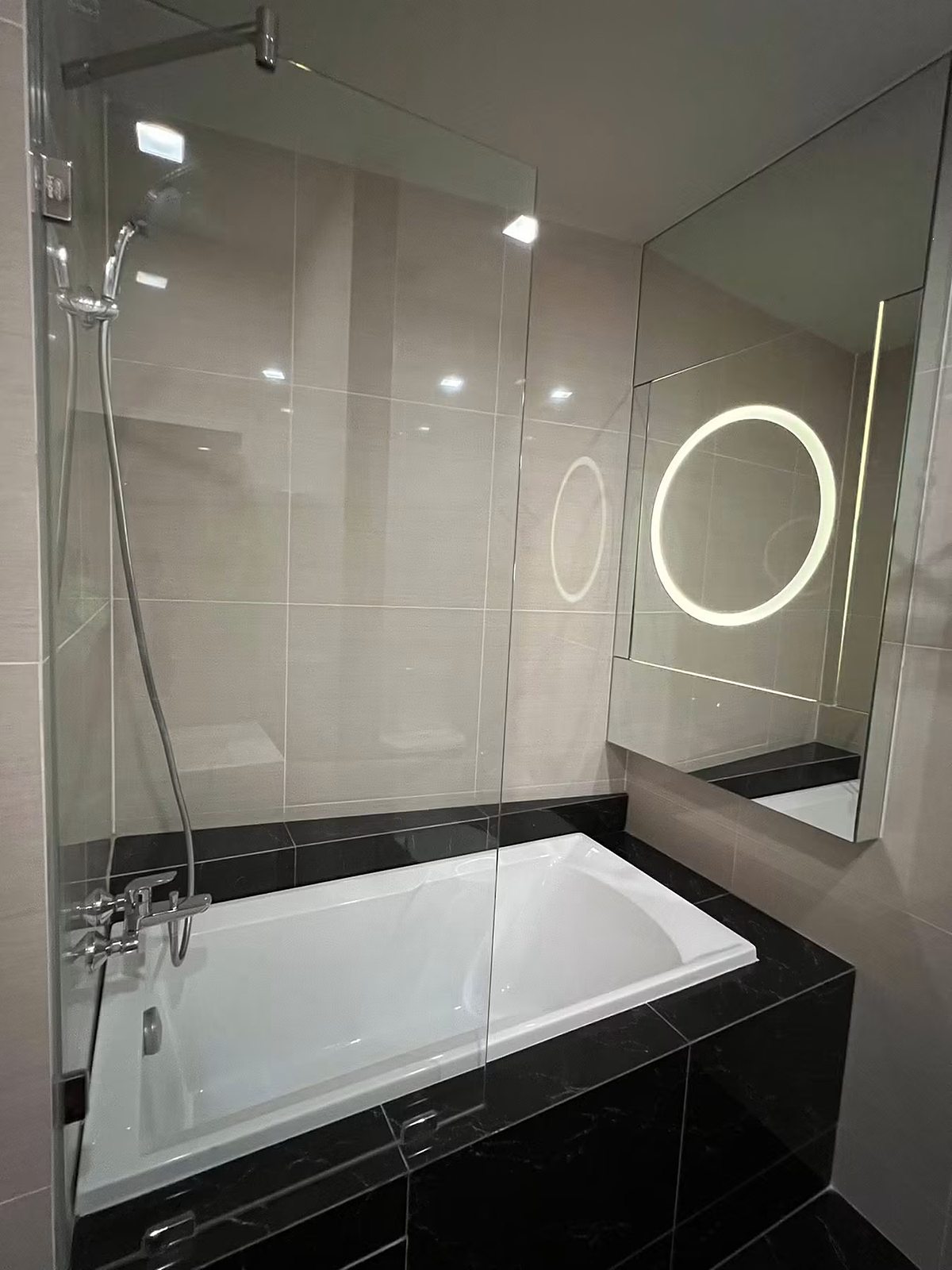 Park Origin Phrom Phong: Bathroom with bathtub