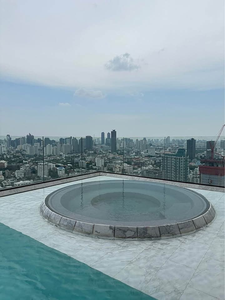 Park Origin Thonglor: Rooftop jacuzzi [low resolution]
