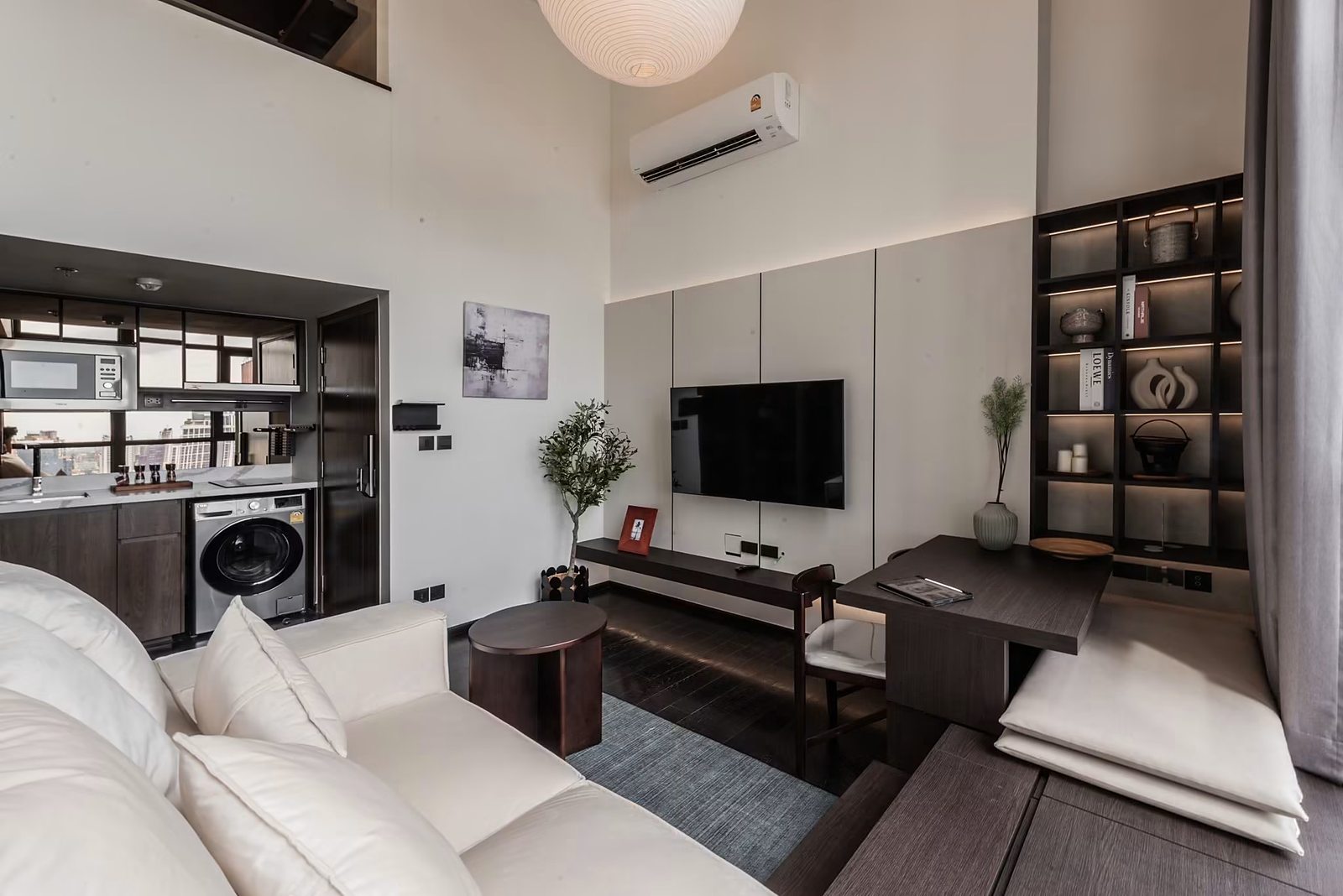 Park Origin Thonglor: Living area and kitchen