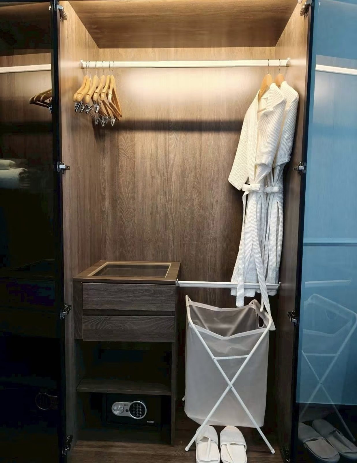Park Origin Thonglor: Wardrobe