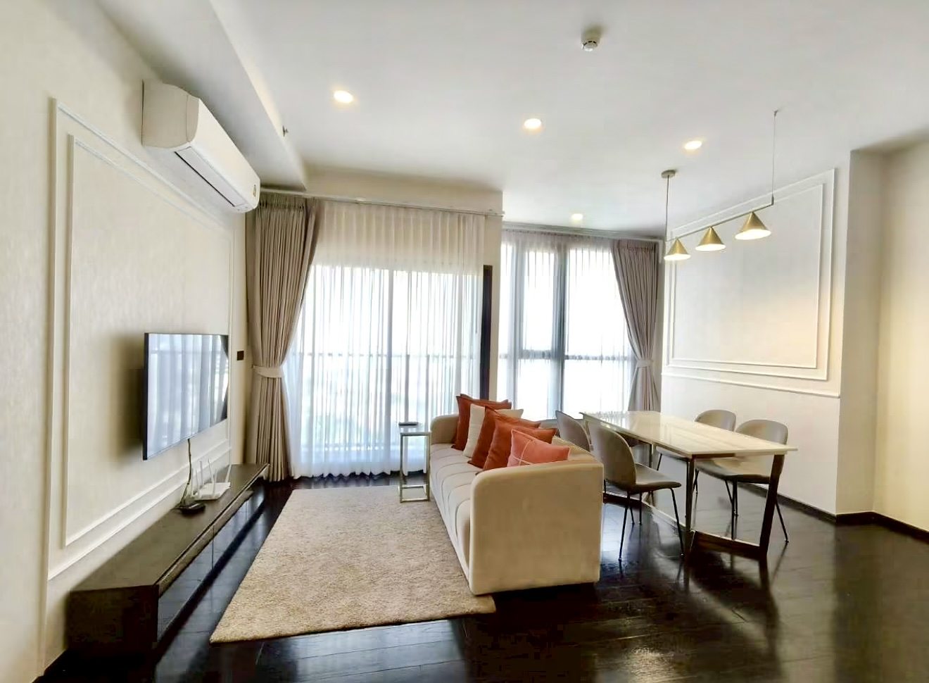 Park Origin Thonglor: Living and dining area