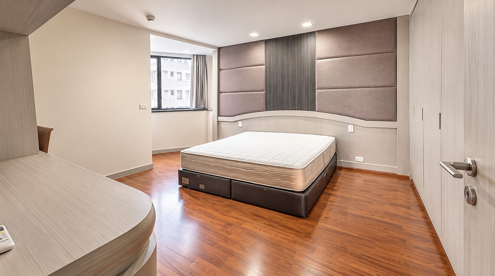 President Park Sukhumvit 24: Master bedroom