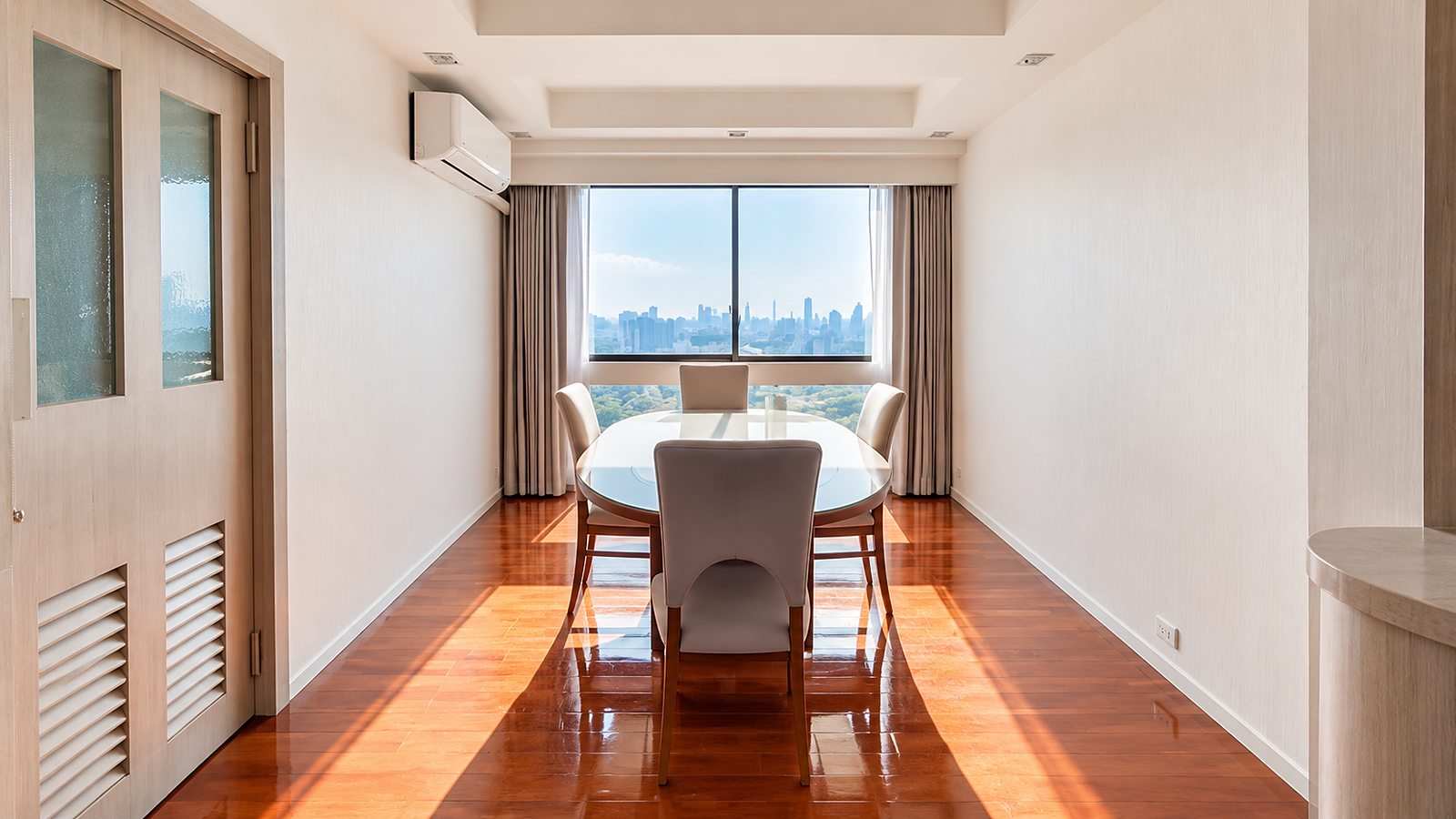 President Park Sukhumvit 24: Dining room with city view