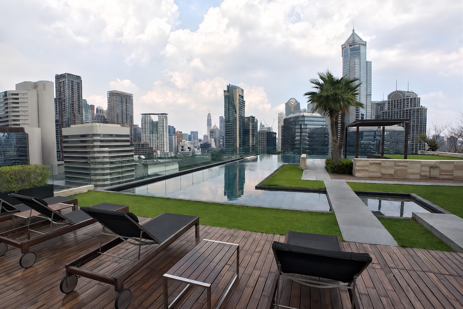 Prive by Sansiri: Rooftop swimming pool