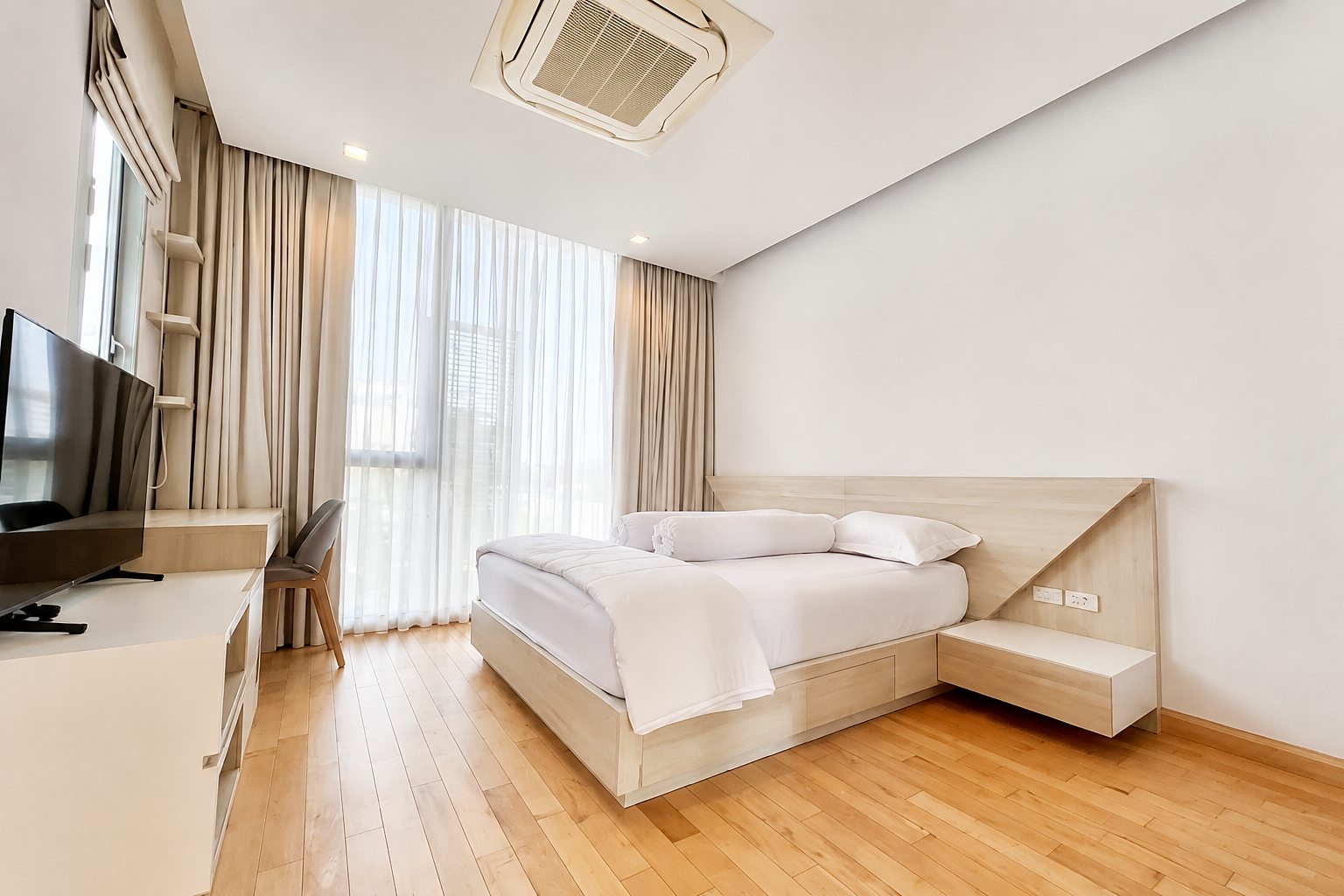 3-Storey Private Pool House ซอยศูนย์วิจัย: Master bedroom