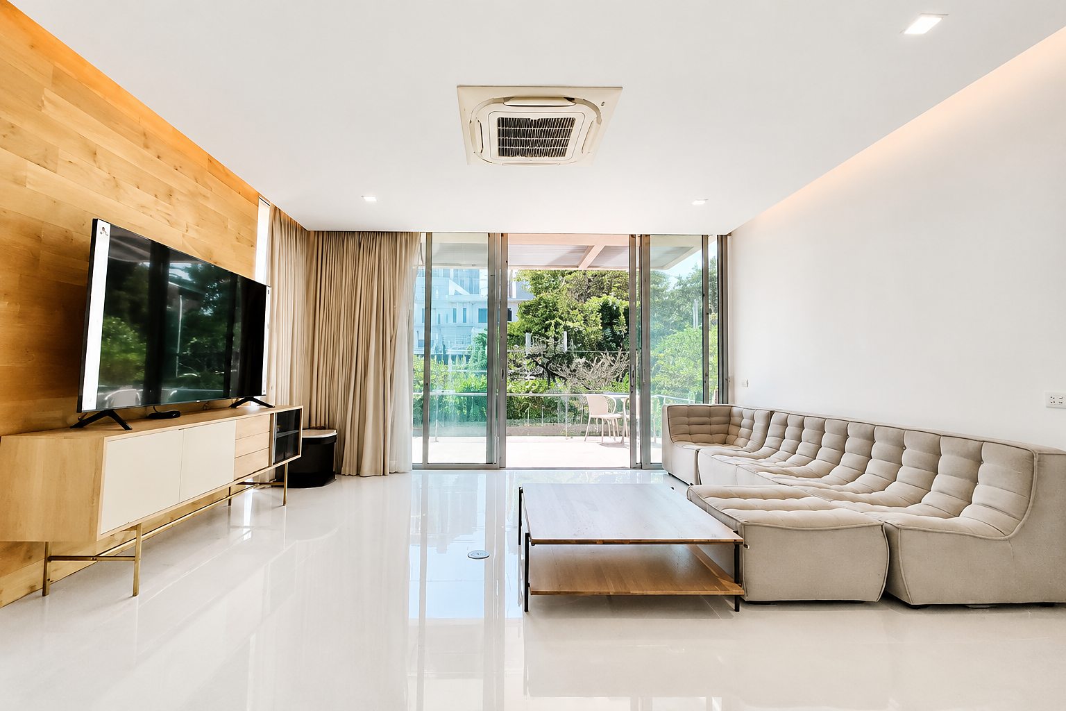 3-Storey Private Pool House ซอยศูนย์วิจัย: Living room