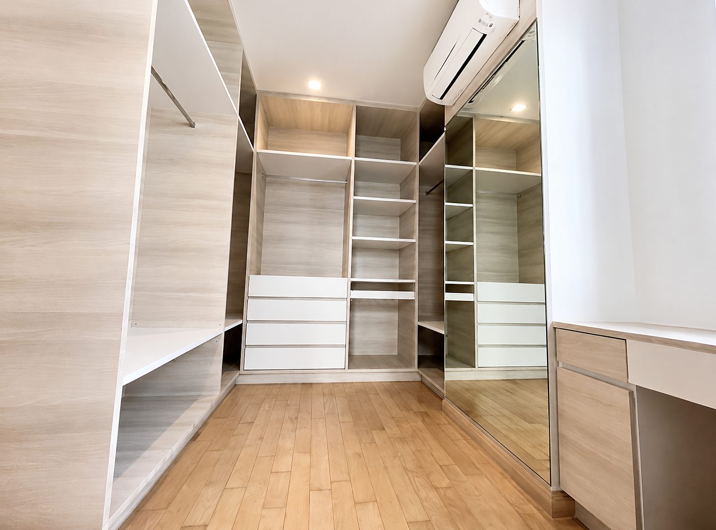 3-Storey Private Pool House ซอยศูนย์วิจัย: Walk-in closet