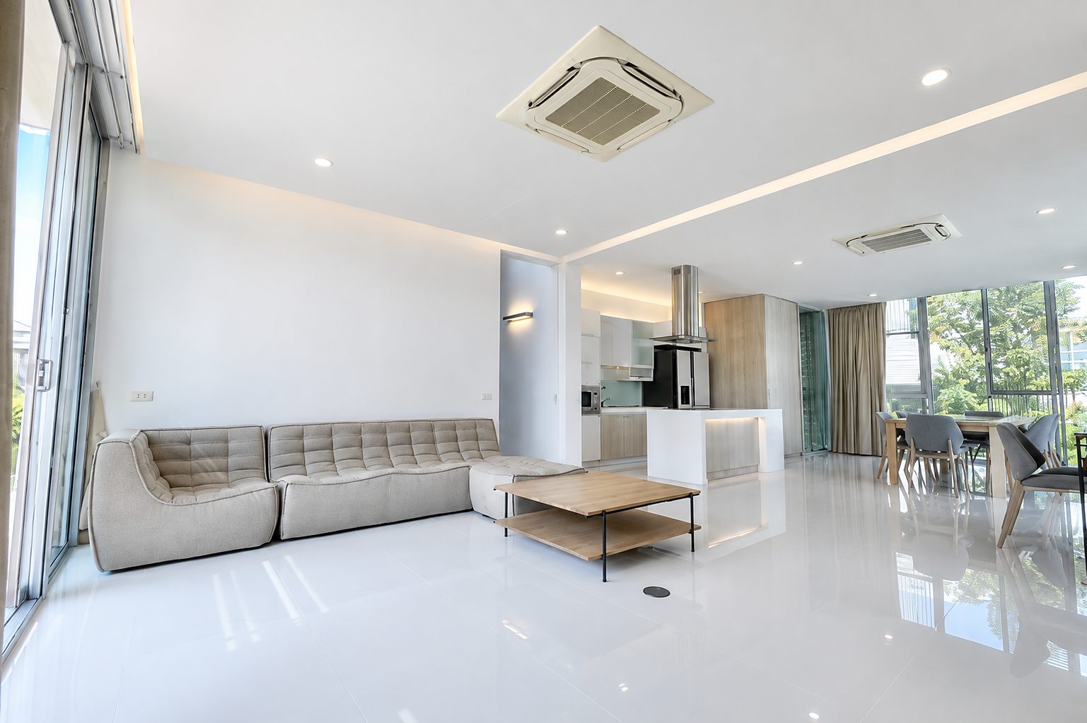 3-Storey Private Pool House ซอยศูนย์วิจัย: Living and kitchen