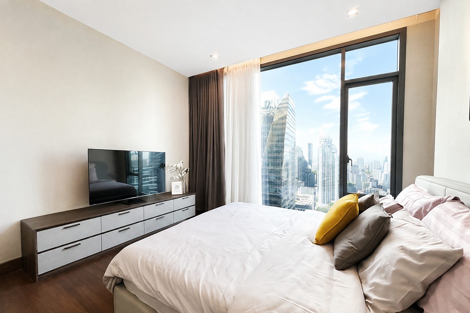Q1 Sukhumvit: Bedroom with city view