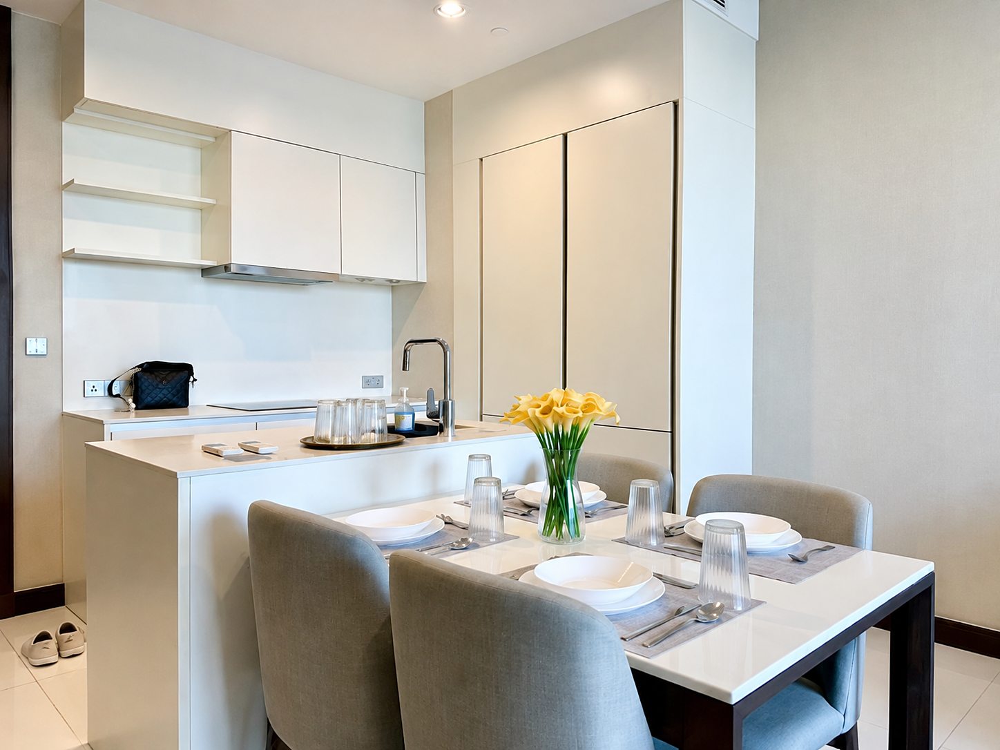 Q1 Sukhumvit: Kitchen and dining area