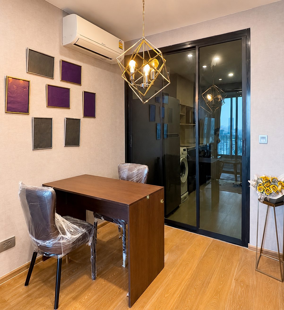 Q Chidlom: Dining area