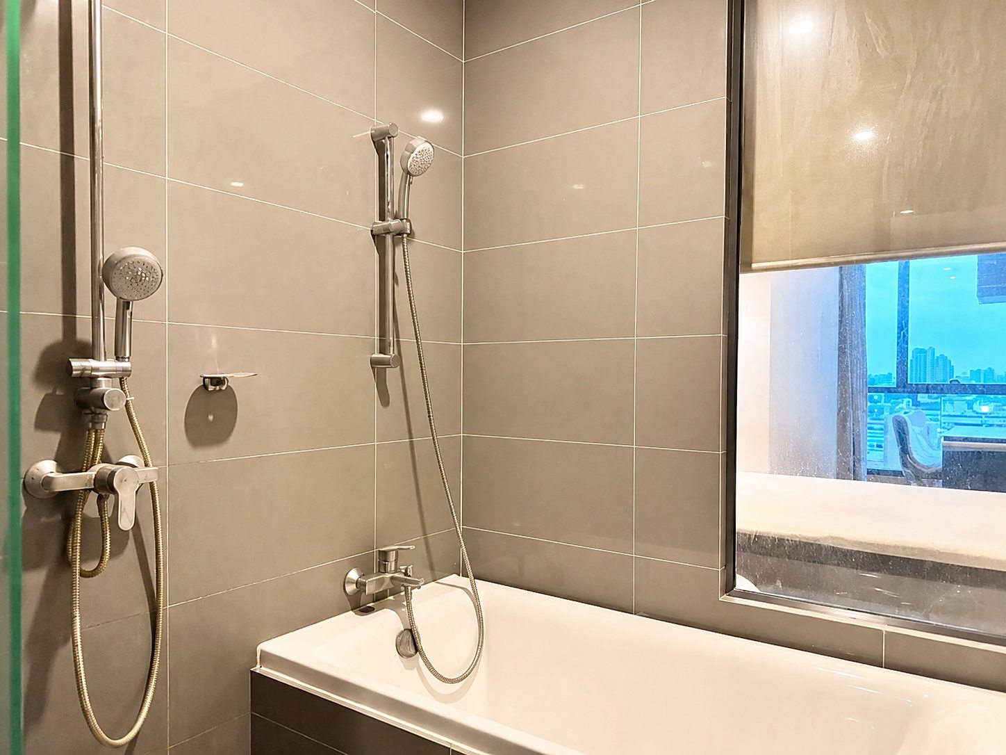 Q Chidlom: Bathroom with bathtub