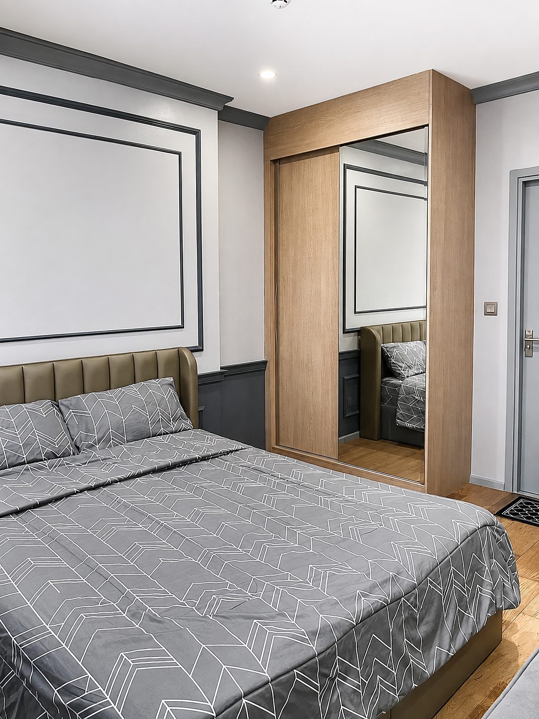 Q Chidlom: Bedroom with wardrobe