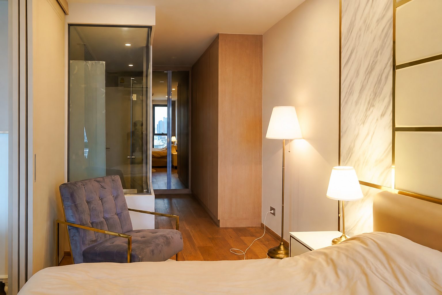 Q Chidlom: Bedroom and hallway