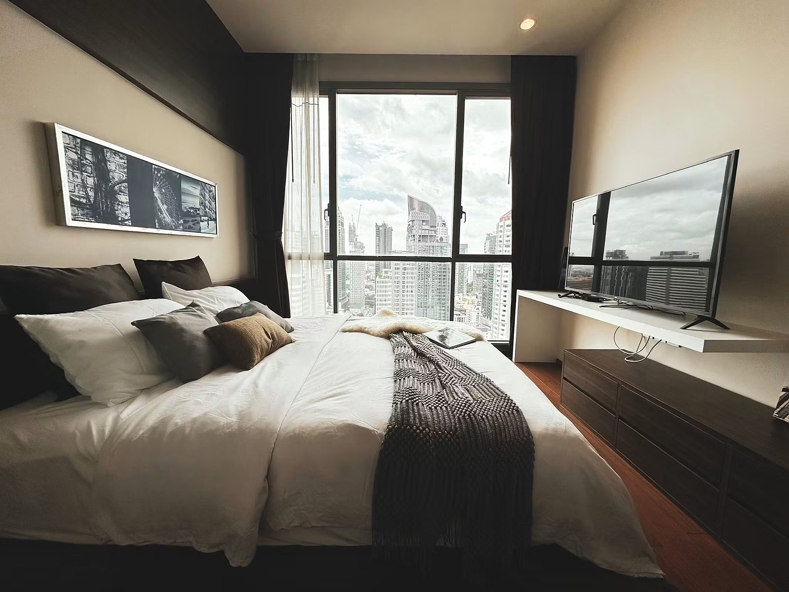 Quattro by Sansiri: Bedroom with city view