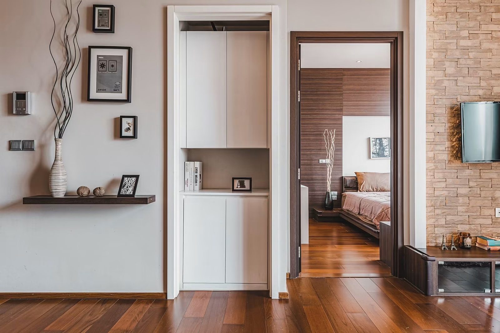 Quattro by Sansiri: Hallway to bedroom