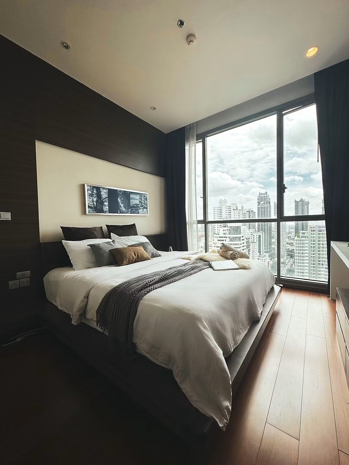 Quattro by Sansiri: Bedroom with city view