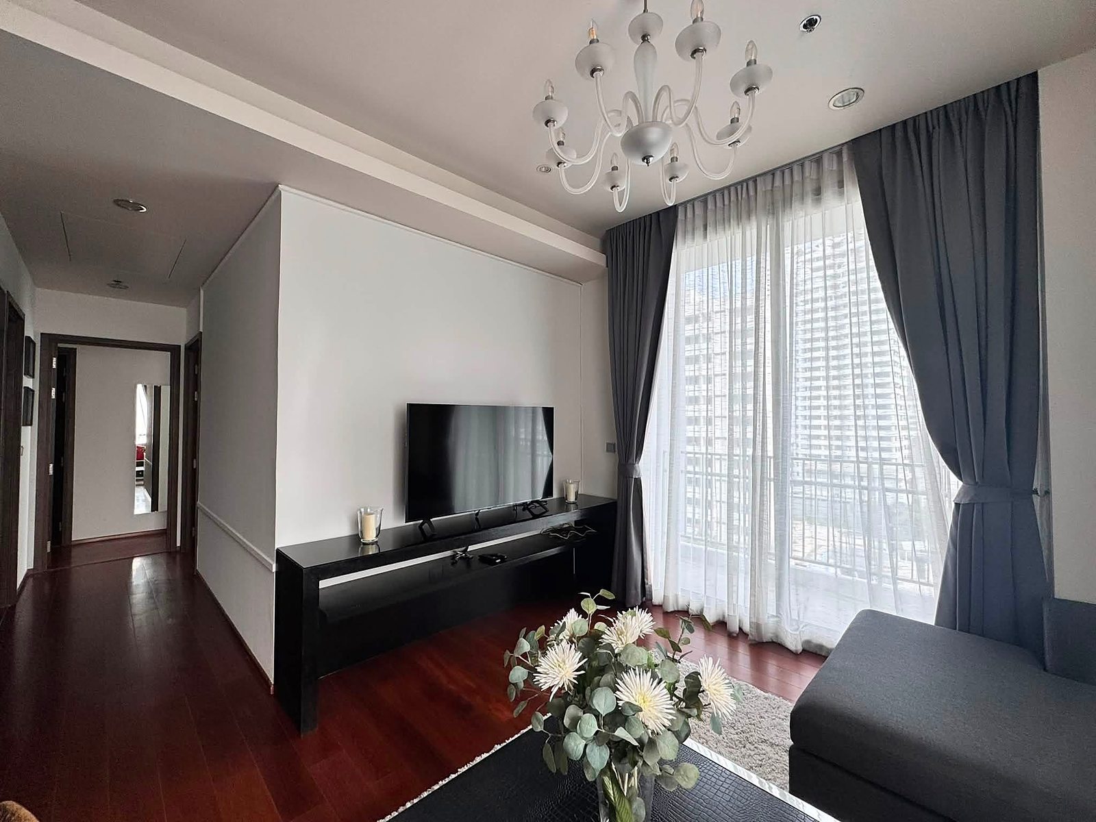 Quattro by Sansiri: Living room and hallway