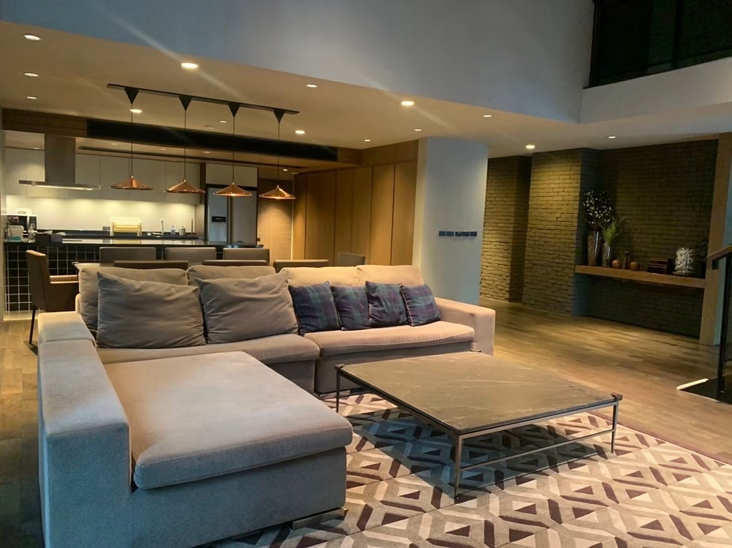 Rende Sukhumvit 23: Living room and kitchen