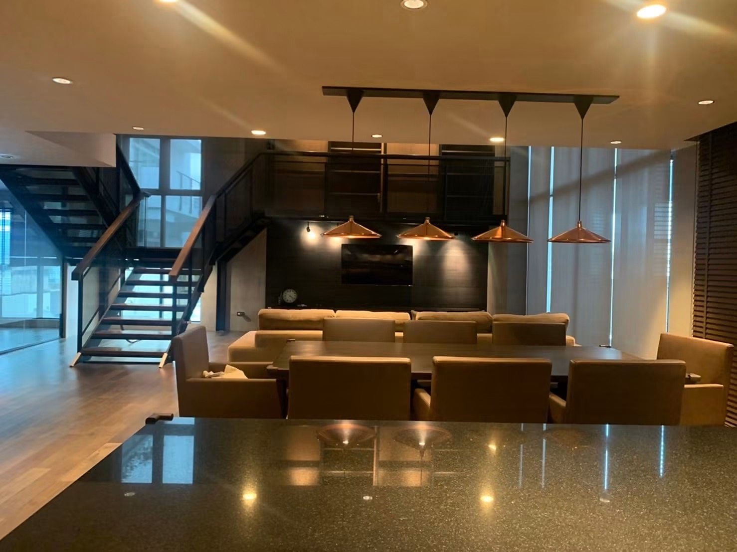 Rende Sukhumvit 23: Dining area and staircase