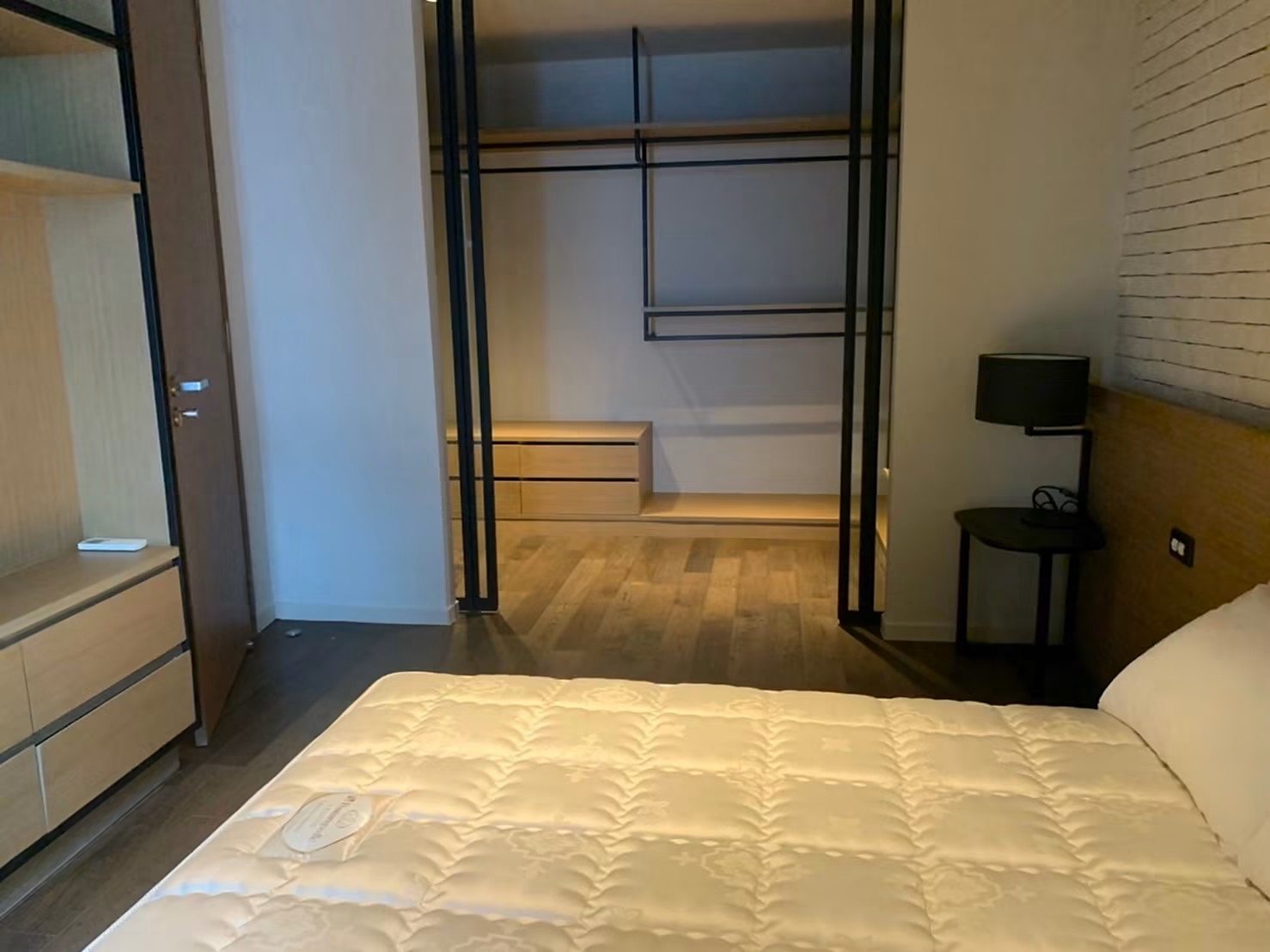 Rende Sukhumvit 23: Bedroom walk-in wardrobe
